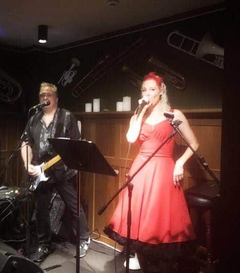 EVO partyduo spiller på Dickens pub i Drammen