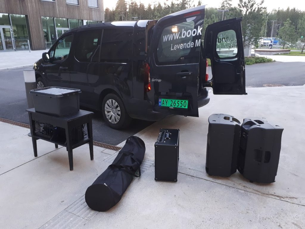 Enmannsbandet StingRay lesser av utstyret utenfor LHL Sykehuset